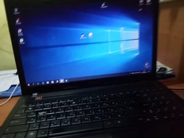 Погас экран на ноутбуке. Ноутбук асус погас экран. Ноутбук ASUS черный экран. Нетбук включения и экран. Потух экран на ноутбуке.
